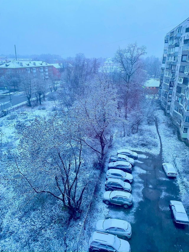 Сегодня на сцену вышел первый снег. Белые хлопья кружи?...