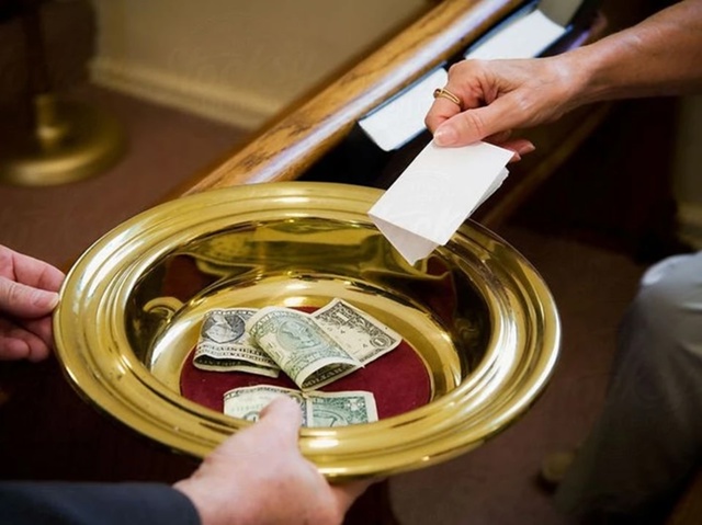 ☦️ В РПЦ напомнили: верующие должны отдавать 10% зарпла...