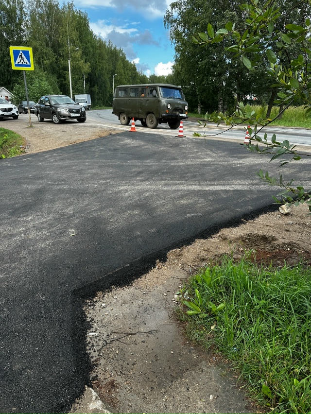 И у пятёрочки за переездом полностью обновили асфальт!...