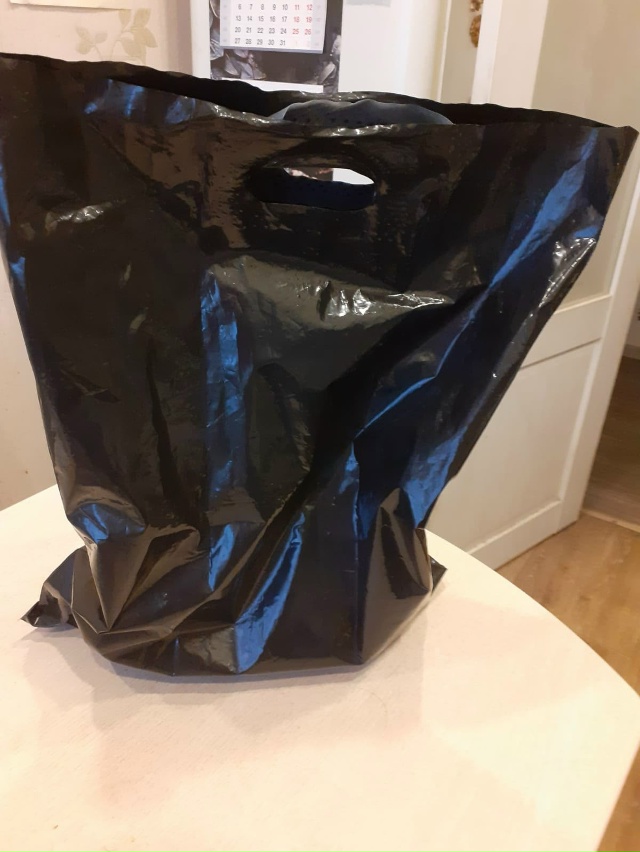 Найден пакет на остановке у 