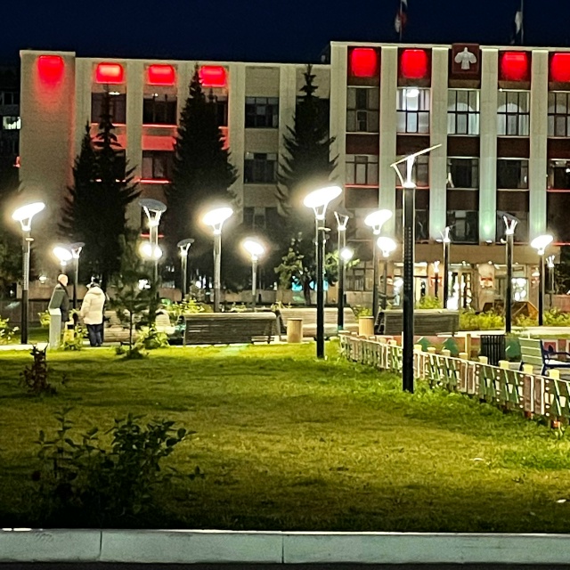 Реально же не хватает таких фонарей на молодежной алле...