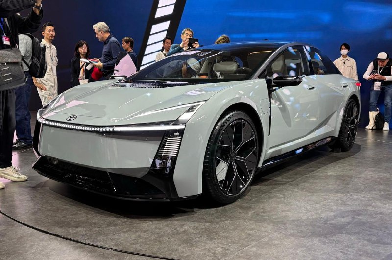 Toyota показала дизайн новой Corolla, которая станет спортивным лифтбеком.
Концепт отличается резк