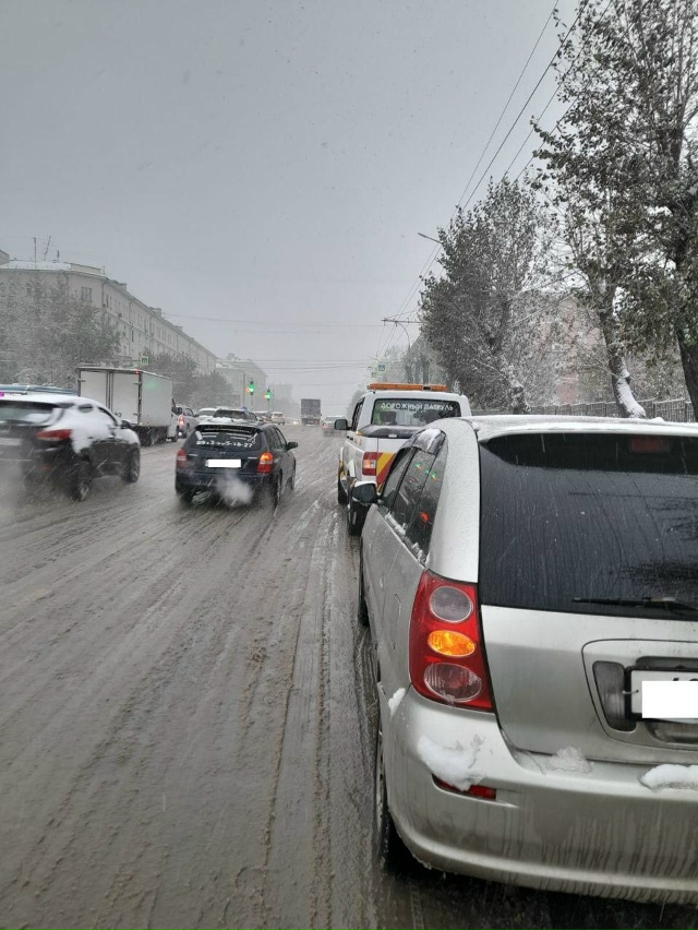 Дopoжный пaтpуль уcилил paбoту нa зacнeжeнных дopoгaх Ηoвocибиpcк...