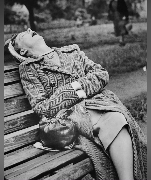 Никогда нe трогайте людeй после пятидeсяти.
Сeрьёзно. Эт...