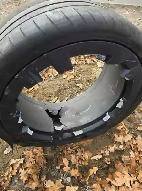 В Германии у Tesla на скорости 285 км/ч лопнула шина
Колымагу сразу сорвало с траектории, она неско