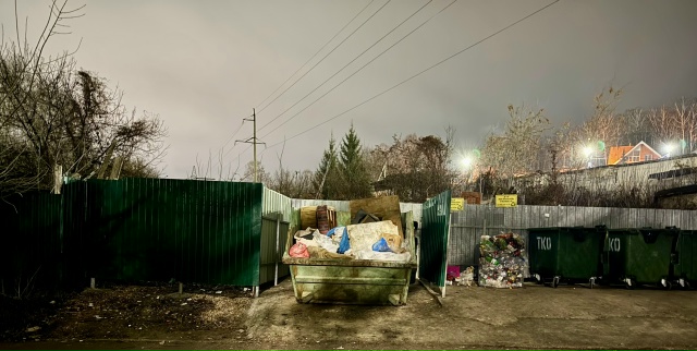 Образцово-показательный порядок на контейнерной площ?...