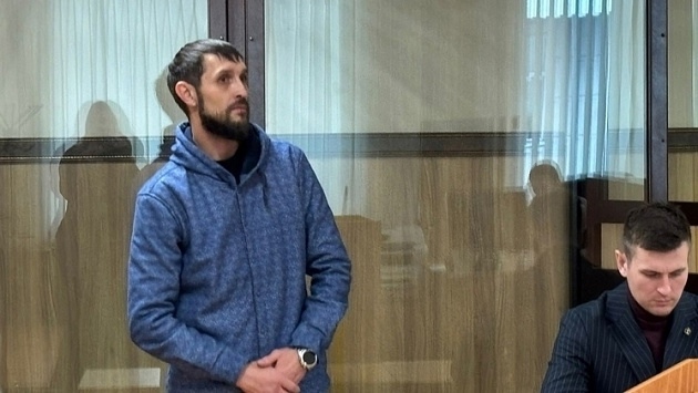 Ηoвocибиpeц oтдeлaлcя уcлoвным cpoкoм зa ocкopблeниe и удap пoлицeй...