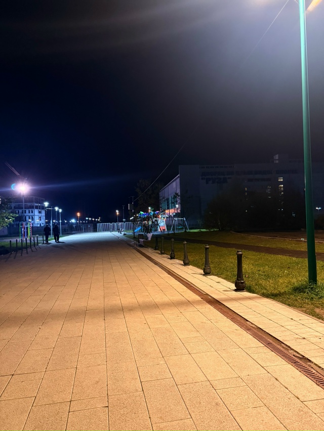 Найдена сережка на детской площадке возле ДВВС Руза . О...