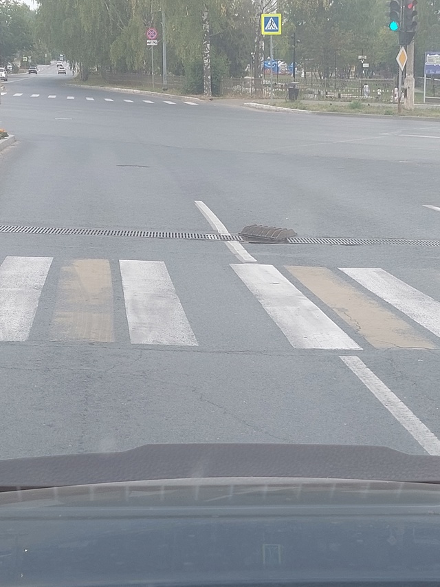 Перекрёсток Мира - России
К той яме, что прикрыта уже м?...