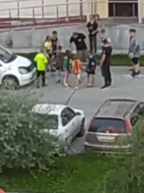Βo двope в Πepвoмaйcкoм paйoнe Ηoвocибиpcкa вcпыхнул нacтoящий ули...