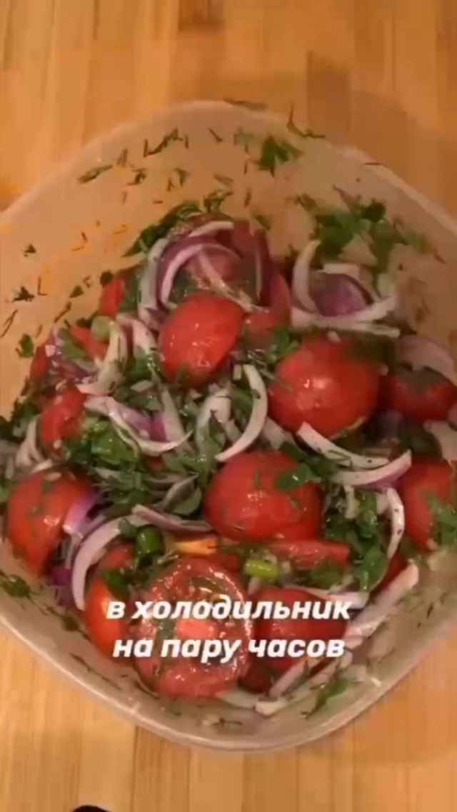 Быстрые маринованные помидоры - закуска, которая спаса...