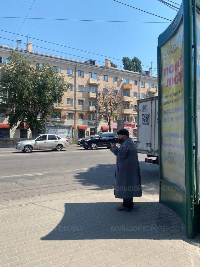 Бабушка-регулировщица зимой и летом в одном наряде. Ка?...