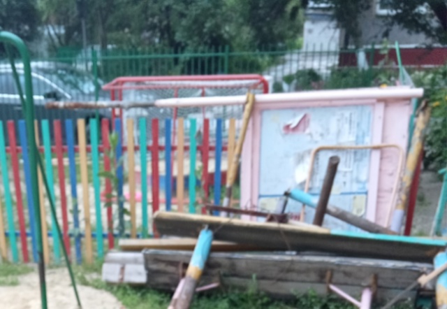 В прошлом году нашему двору купили футбольные ворота (?...