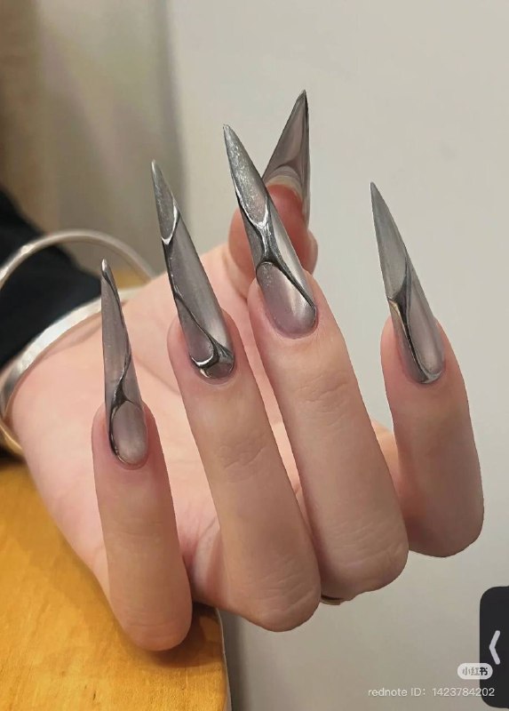 Да или нет такому маникюру ?