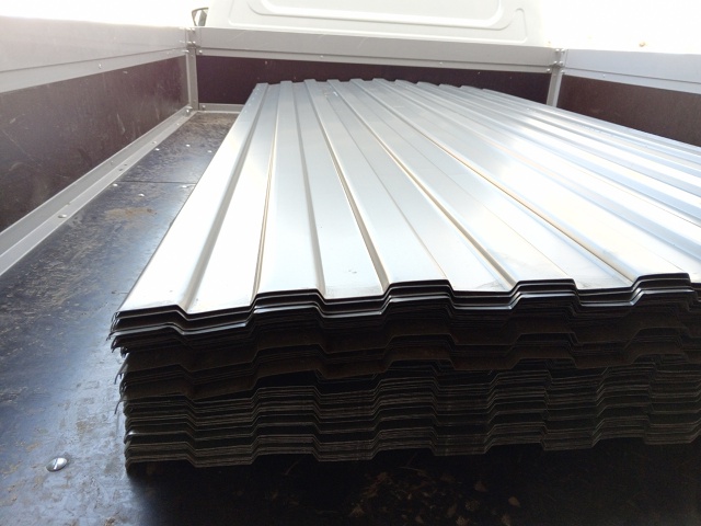 В продаже толстый окрашенный профильный лист не конд?...