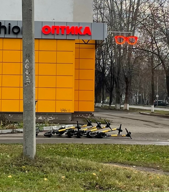 Ну вот у кого руки чешутся самокаты ронять?? Вас в детст...