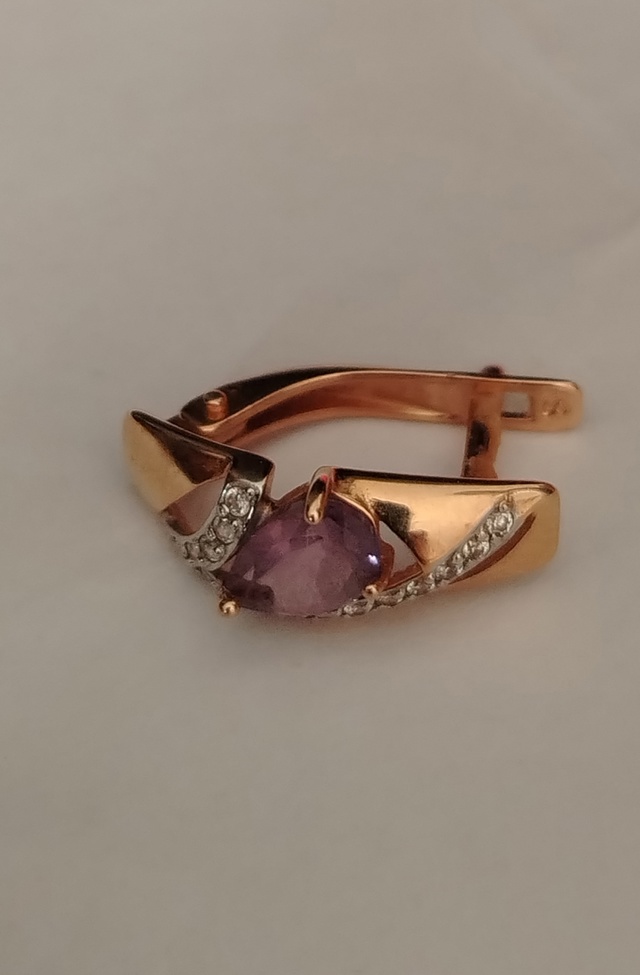 Утерена серёжка, в районе парка, набережной. Возможно к...