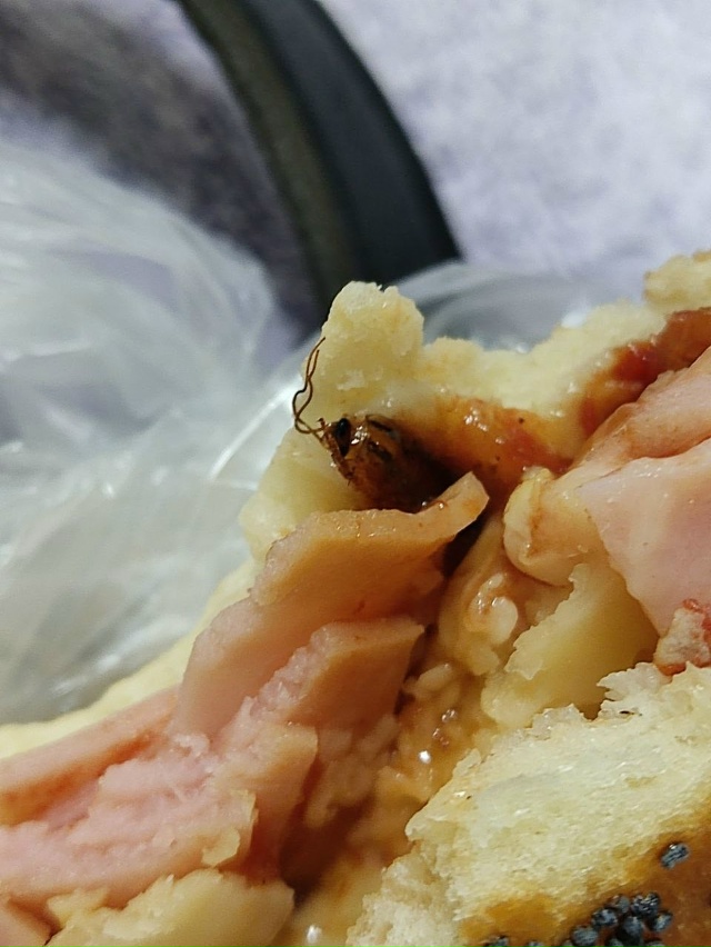 Вот такой пирожок нам попался ?
Как только не отравил?...