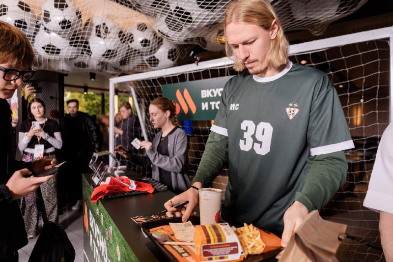 Сегодня москвичи получали заказы во «Вкусно — и точке» из рук Матвея Сафонова
Вратарь сборной Росси