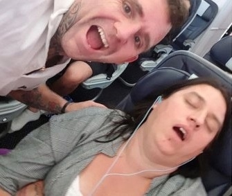 Джеймс МакГрав сфотографировал свою жену Келли спящей...