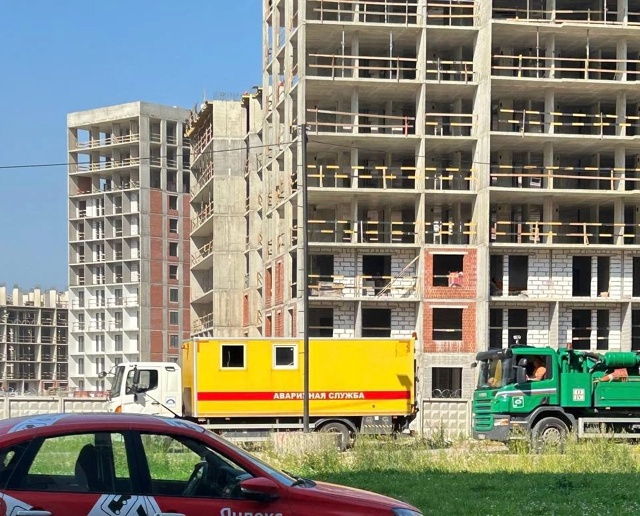 Стройка у метро Озерки, на Орлово-Денисовском проспект...
