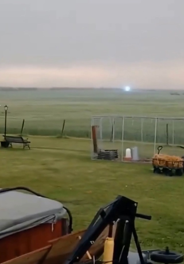 В Канаде очевидцы засняли на видео редкое природное яв...