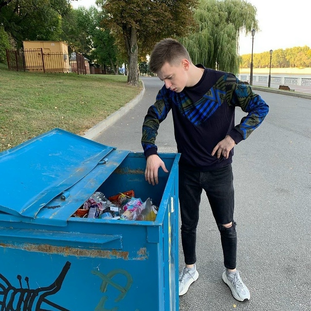 Парень из деревни стал зарабатывать больше, чем шл*хи!
...