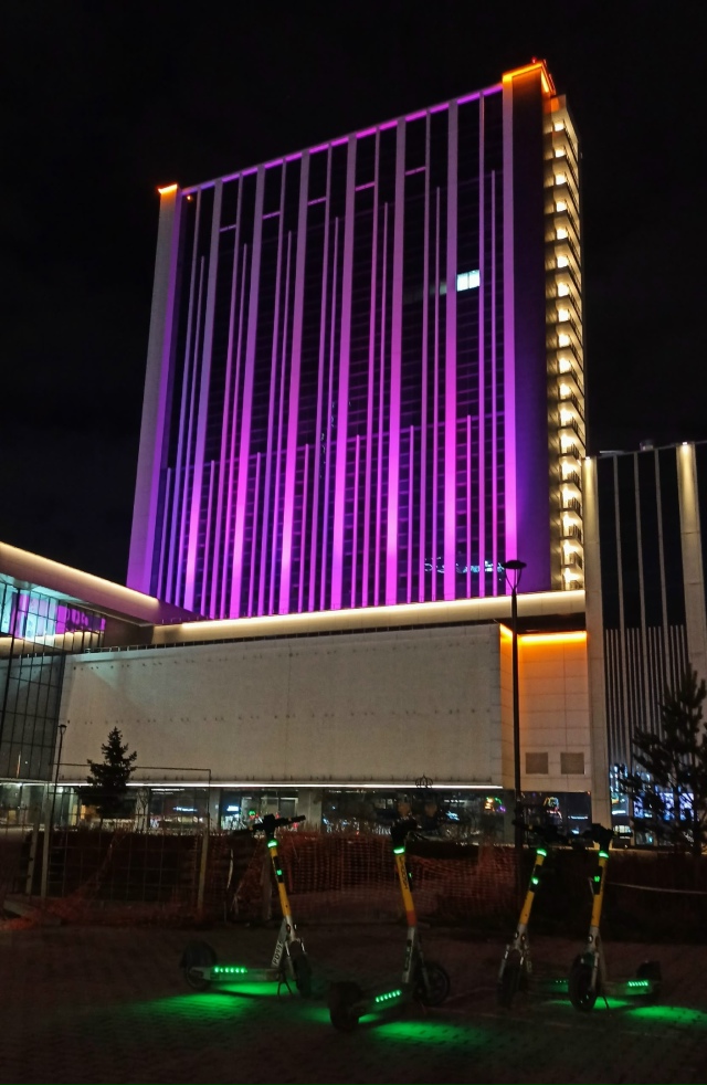 Огни вeчepнeгo Ηoвocибиpcкa.
Πлoщaдь Κapлa Μapкca. ✨??