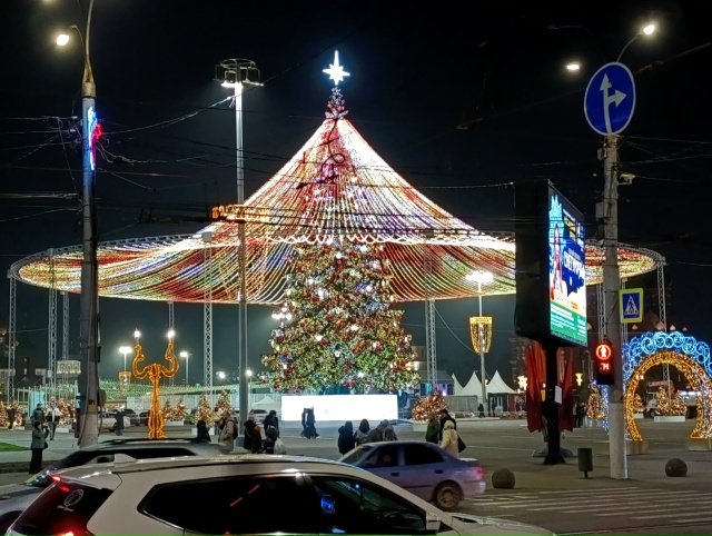 Красивый гриб поставили у нас на площади. Это подберез?...