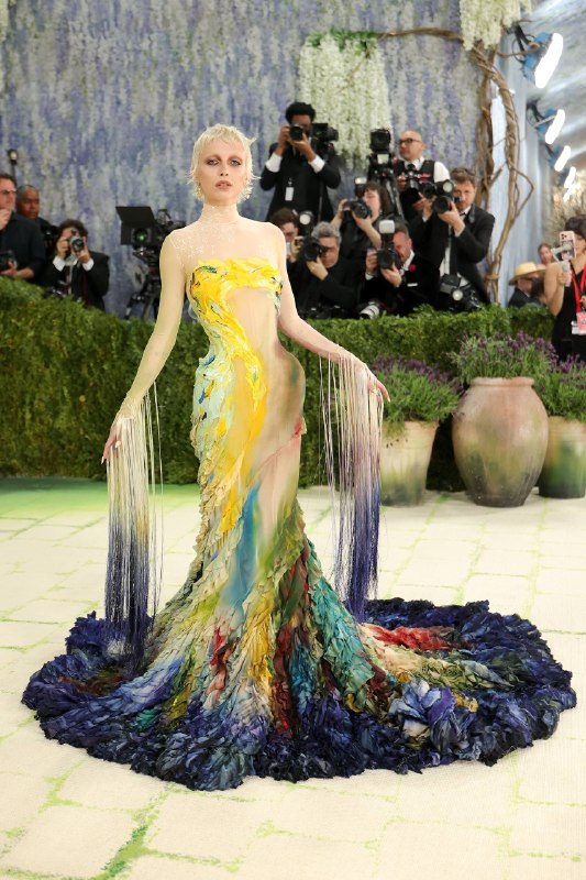 Сегодня ночью в Метрополитен-музее отгремел Met Gala — бал Института костюма 2026. Тема дресс-кода в