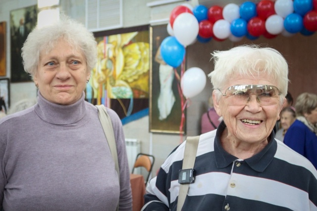 Властелины времени
По семейному тепло и душевно, про?...