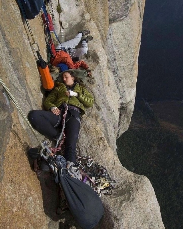 У скалолазов просто стальные нервы, что бы спать таким ...