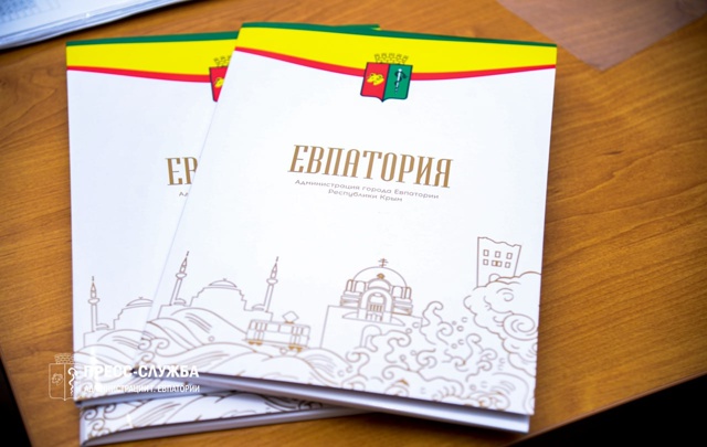 В Евпатории впервые вручили жилищные сертификаты детя...