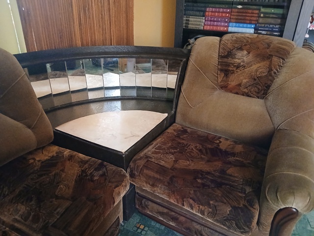 Добрый день. Отдам диван с креслами бесплатно. Немного ...