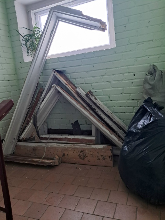 Жильцы кв 8 по Волгоградской 7а уберите за собой мусор с...