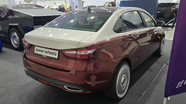 Лада теперь Майбах, но есть нюанс...
На выставке в Москв...