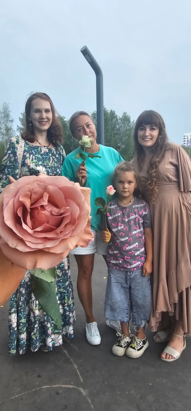 Сегодня день женственности. К нам в парке подошли две д...