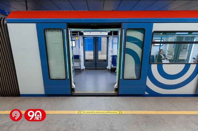 🚇Для любителей стоять у дверей, чтобы быстрее заскочить в вагон появились новые наклейки «Оставляйте