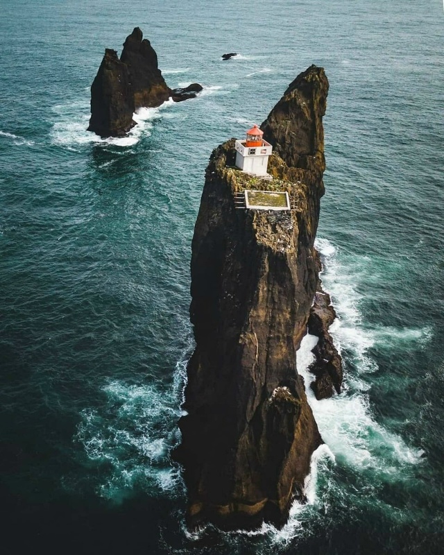 Маяк Тридангар (Tridrangar Lighthouse) в Исландии — в 10 километра...
