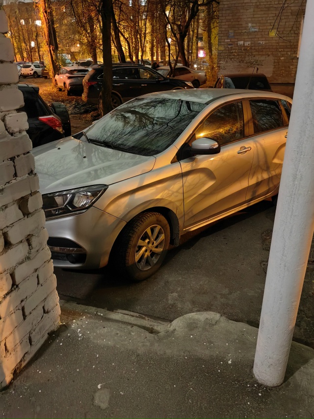 🗣️ Кому-то было лень идти до стадиона лишние 50 метров ...