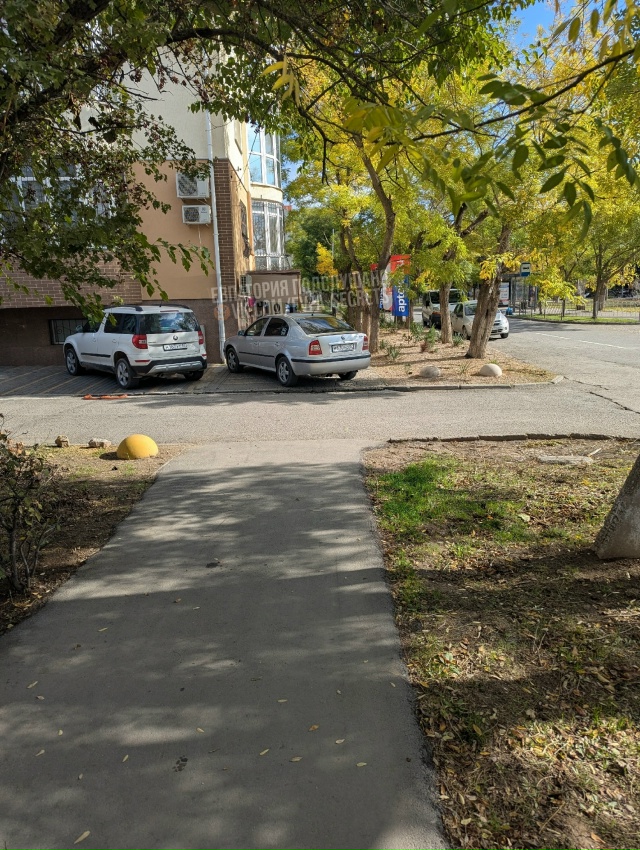 Добрый день. Проезд Некрасова, стоит прямо на тротуаре,...