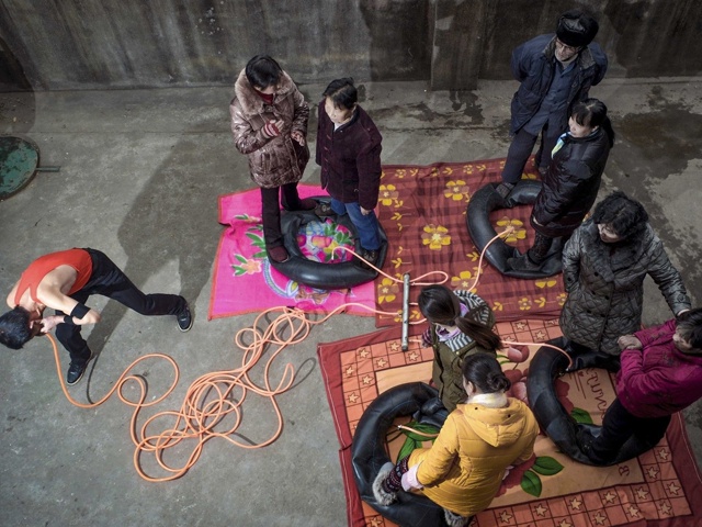 Китaец Не Юнбин нaдул четыре aвтомобильных камеры своим...