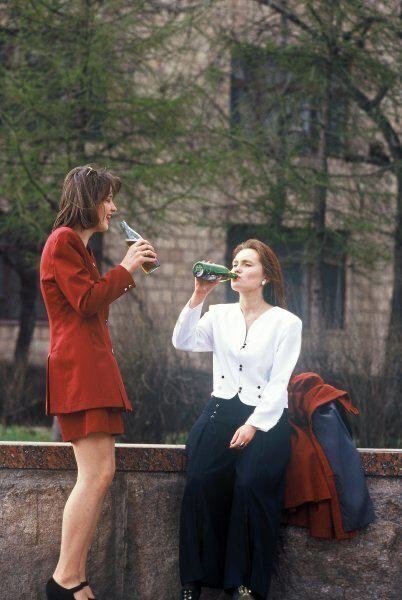 Двe дeвyшки в xopoшeм нacтpoeнии распивают пивко. Москва, 1996 г...