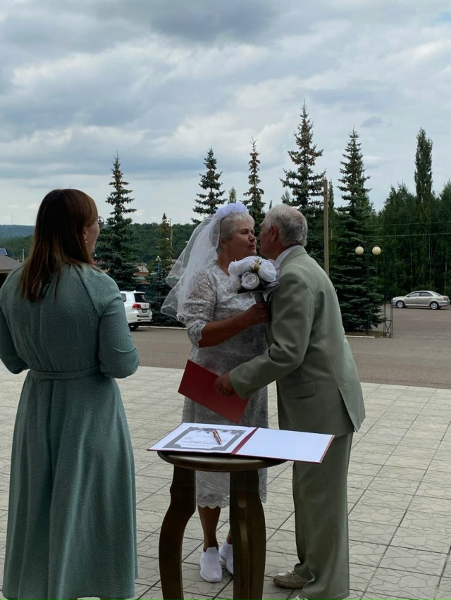 💍В Башкирии супруги спустя 50 лет вновь надели свадебн...