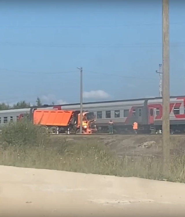 ⚡ ⚡️ Пассажирский поезд столкнулся с самосвалом в Ко?...