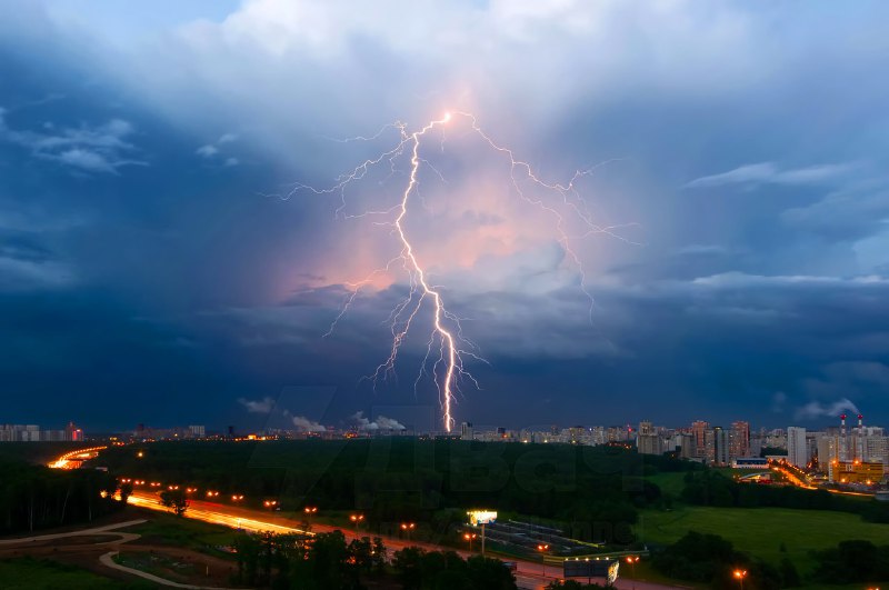 ⚡️Сильная гроза, град и проливной дождь придут в Москву через несколько часов — об этом предупредили