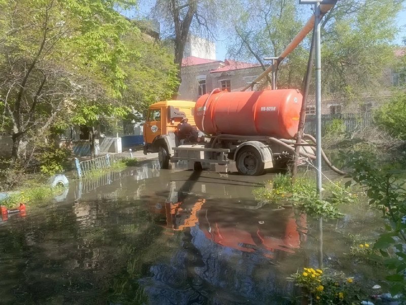 Энгельс тонет в нечистотах — в городе введён режим ЧС из-за аварии на главном коллекторе
Ситуацию д