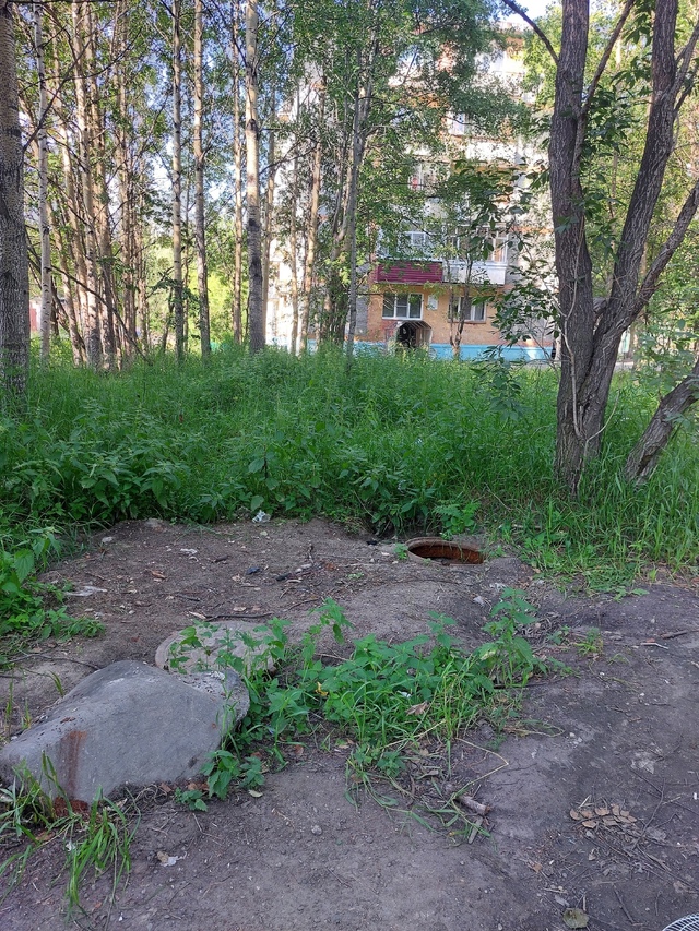 Металлургов 66 с торца открытый колодец, не огорожен, о?...