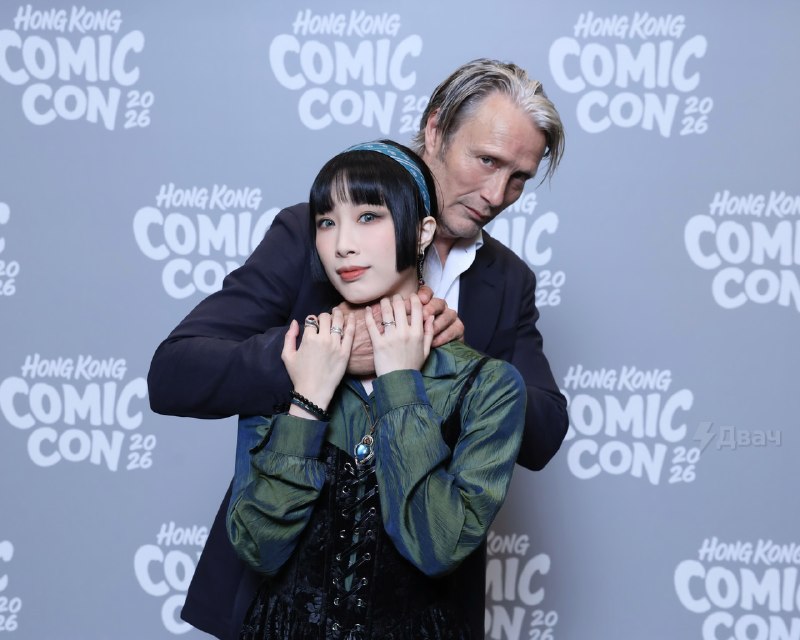 На Comic-Con в Гонконге тянки стояли в длинных очередях ради того, чтобы Мадс Миккельсен их придушил