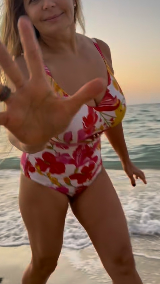 Ирина Пегова показала фигуру в ярком купальнике на отд...